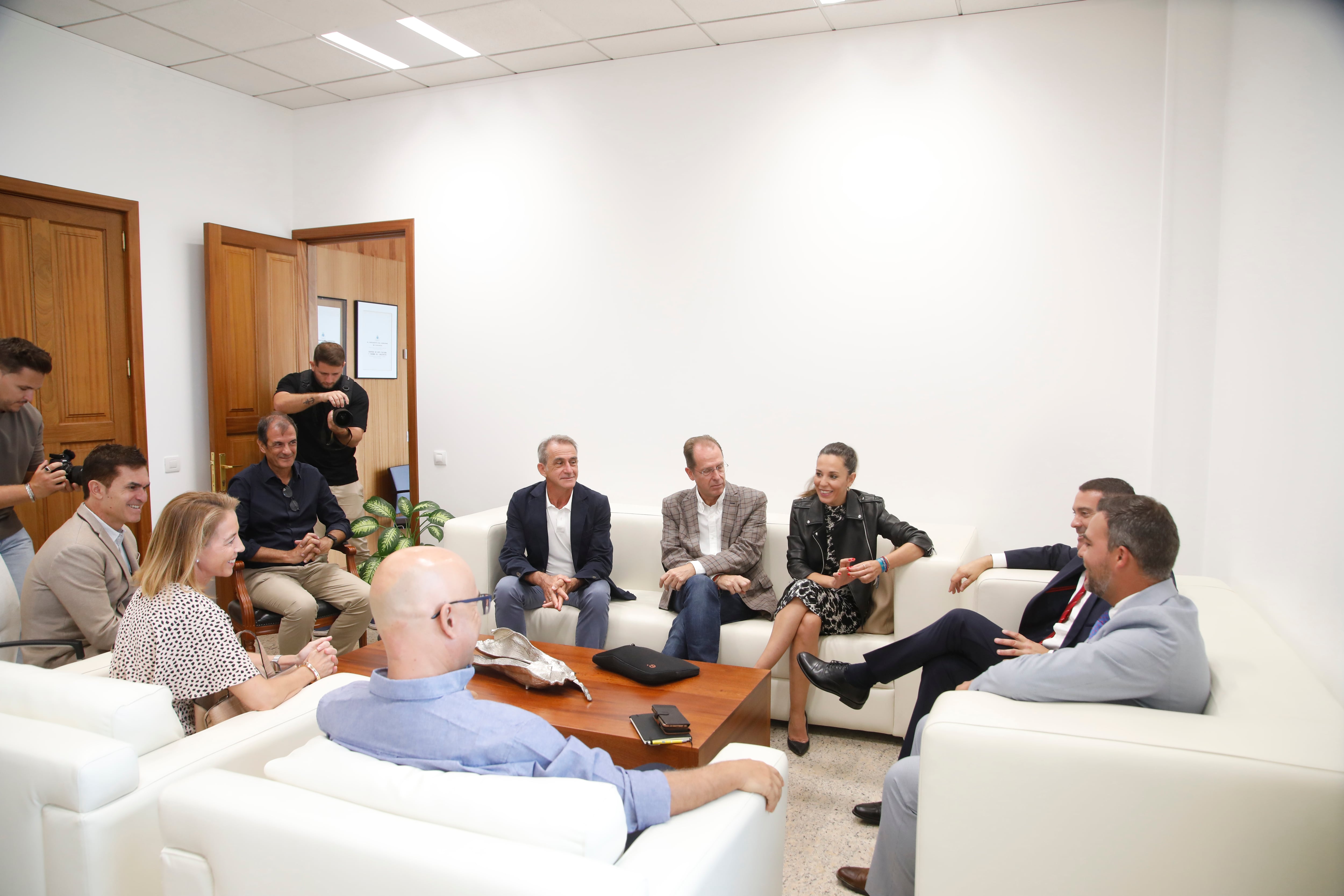 Reunión de la consejera de Turismo del Gobierno de Canarias en el Cabildo de Lanzarote.