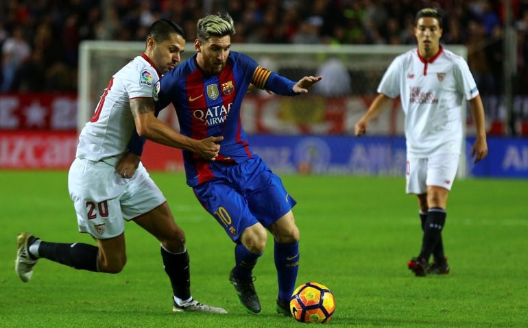 Messi pelea con Vitolo por el balón