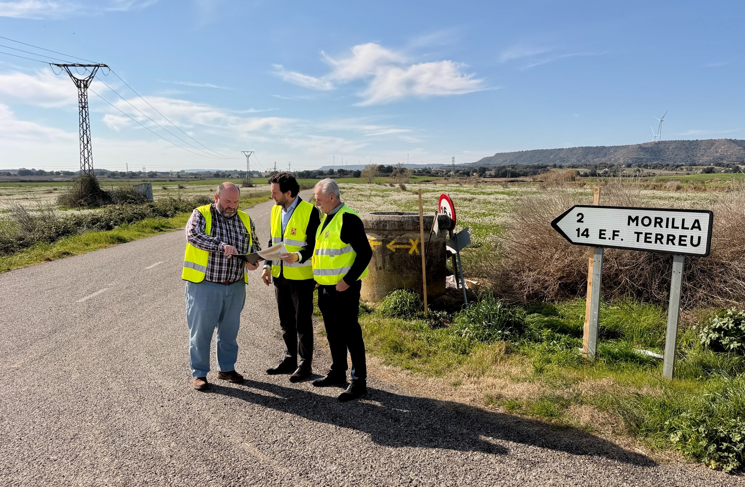 Isaac Claver y Álvaro Bescós junto al ingeniero Ricardo Páramo