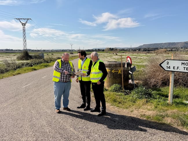Isaac Claver y Álvaro Bescós junto al ingeniero Ricardo Páramo