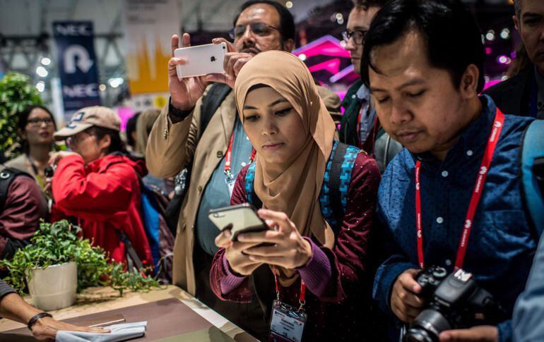 Visitantes durante la primera jornada del World Mobile Congress en Barcelona