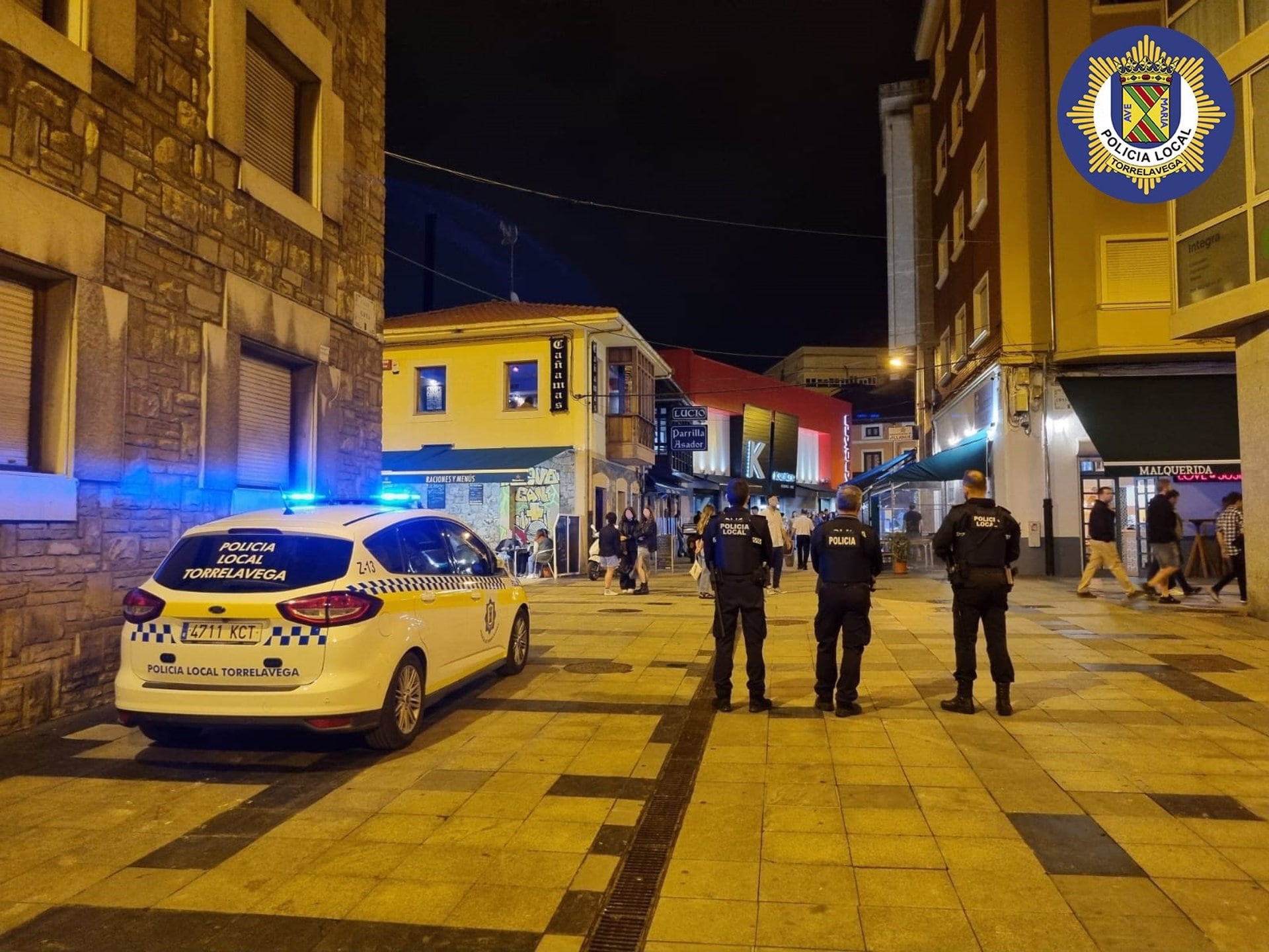 Agentes de Policía en la zona de vinos de Torrelavega