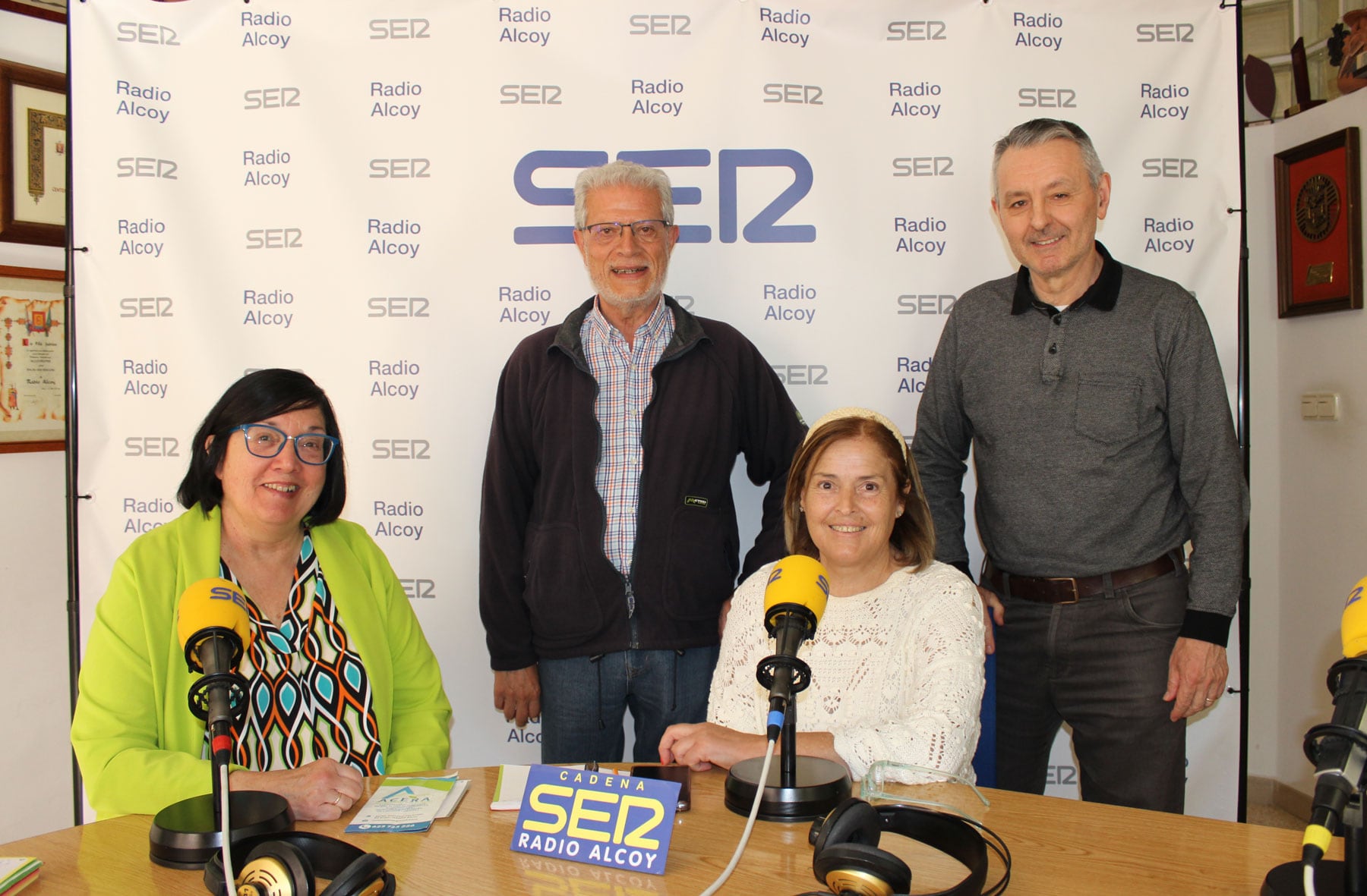 Inés Mengual y Paqui Pérez, junto a Vicent Segura y Paco Seguí, en el estudio central de Radio Alcoy