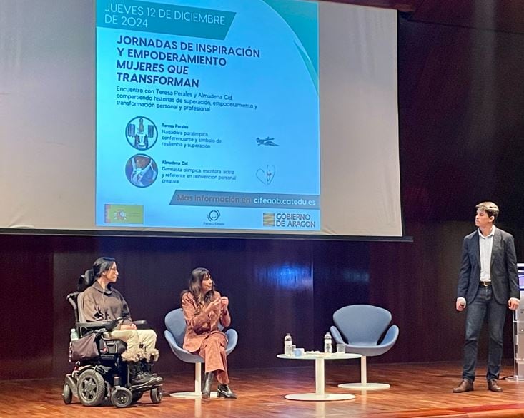 Teresa Perales y Almudena Cid durante la charla en Huesca