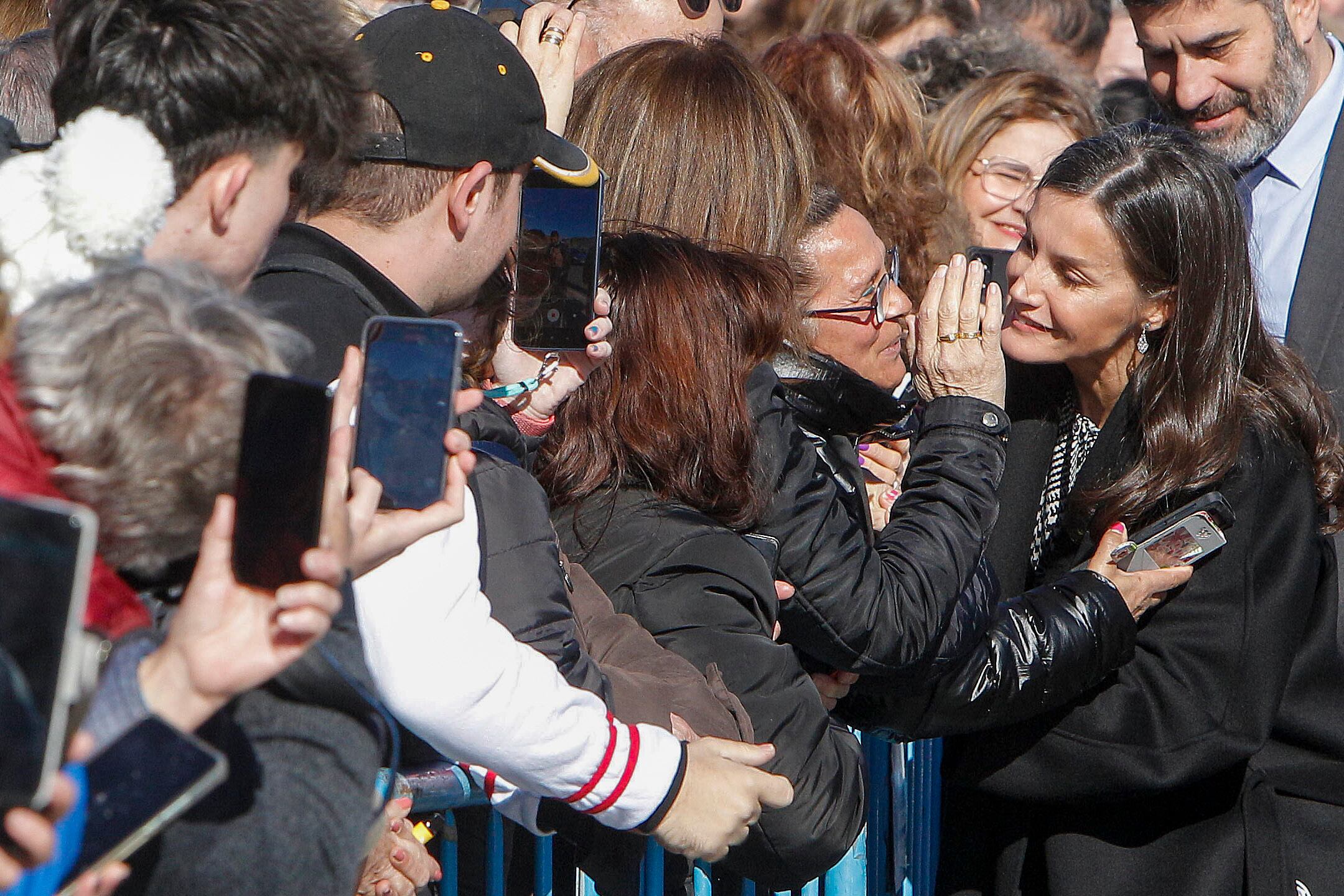 La reina Letizia ha llegado a un centro de atención para personas con enfermedades poco frecuentes y sin diagnóstico en Petrer , donde durante la mañana conocerá la labor que prestan doce de estos centros especializados, en el marco del II encuentro nacional de la Federación Española de Enfermedades Raras (FEDER).En la imagen, saluda a las personas congregadas en las puertas del centro..EFE/ Morell