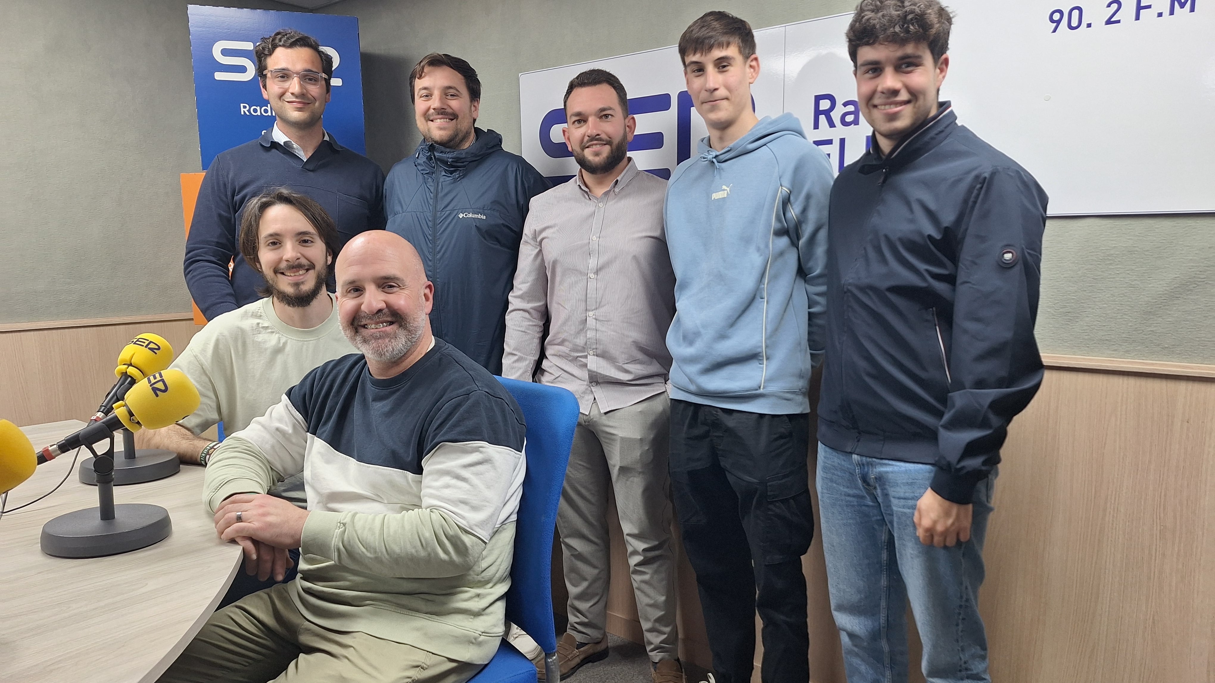 Paco Martín y César González, junto a los capataces de la Soledad.