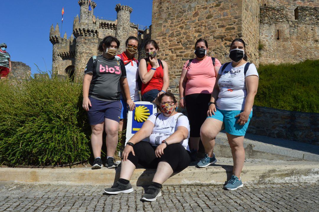 Las seis participantes junto al castillo de Ponferrada 