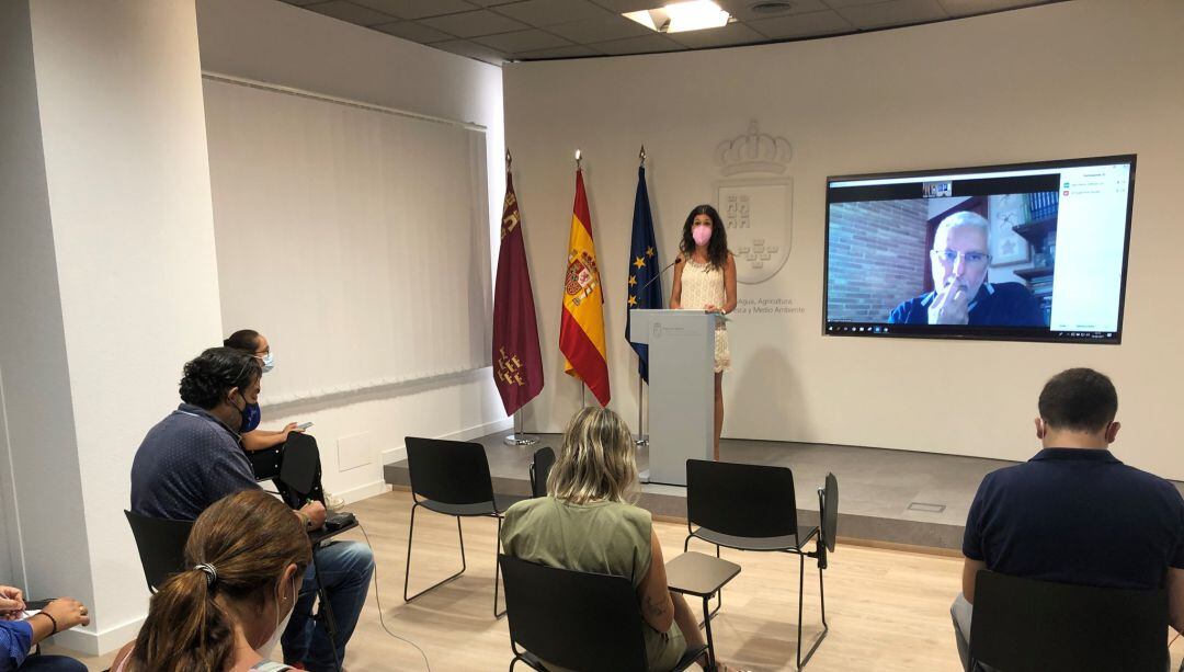 La directora general del Mar Menor, Miriam Pérez, y el científico Ángel Pérez Ruzafa, durante la comparecencia sobre el estado del Mar Menor