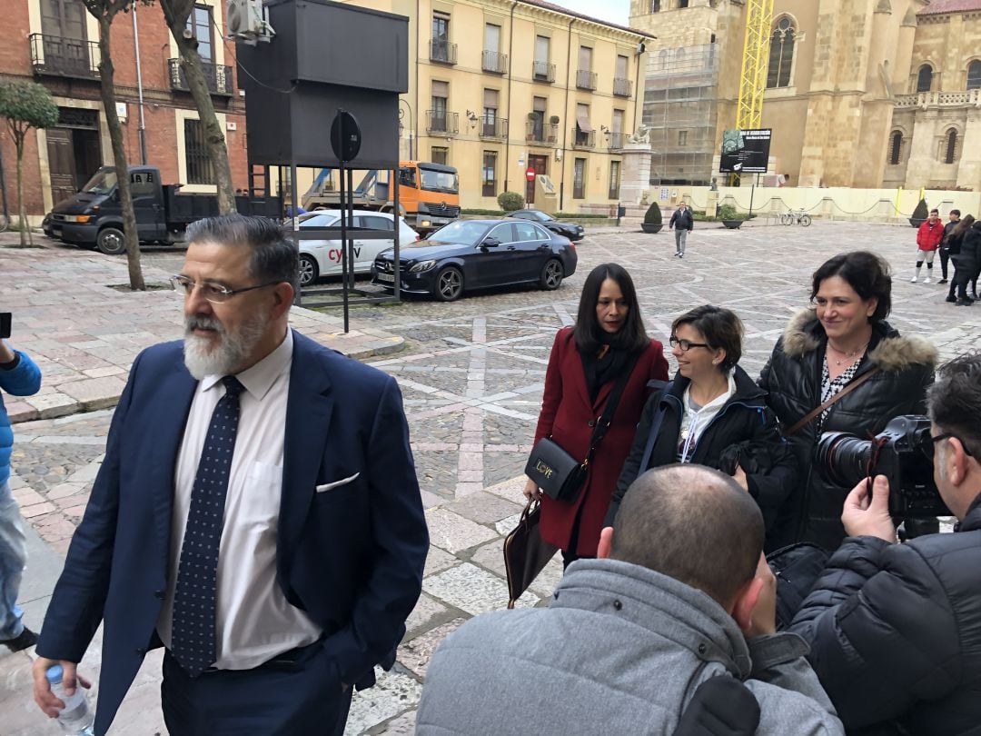 Llegada de la acusada a la Audiencia provincial de León