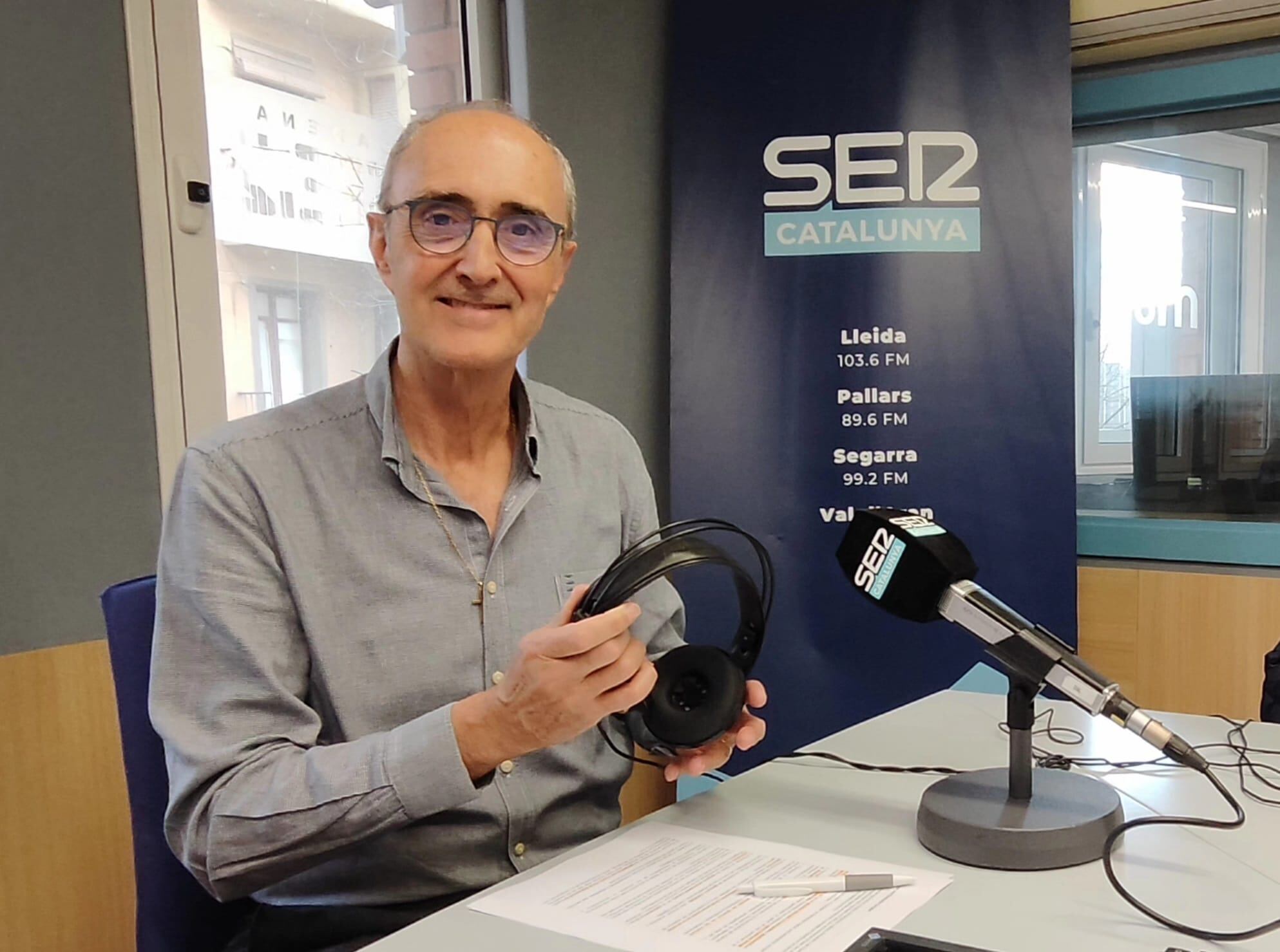 Un moment de l'entrevista a Josep Muns als estudis de Ràdio Lleida.