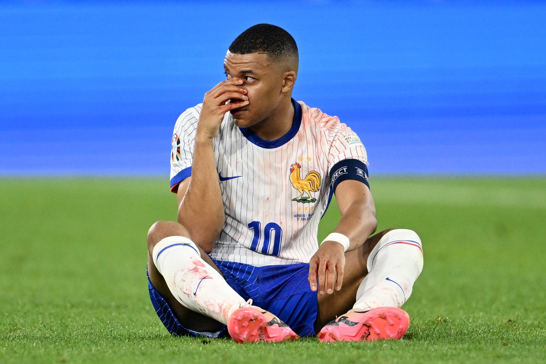 Kylian Mbappé cae lesionado durante el Austria - Francia