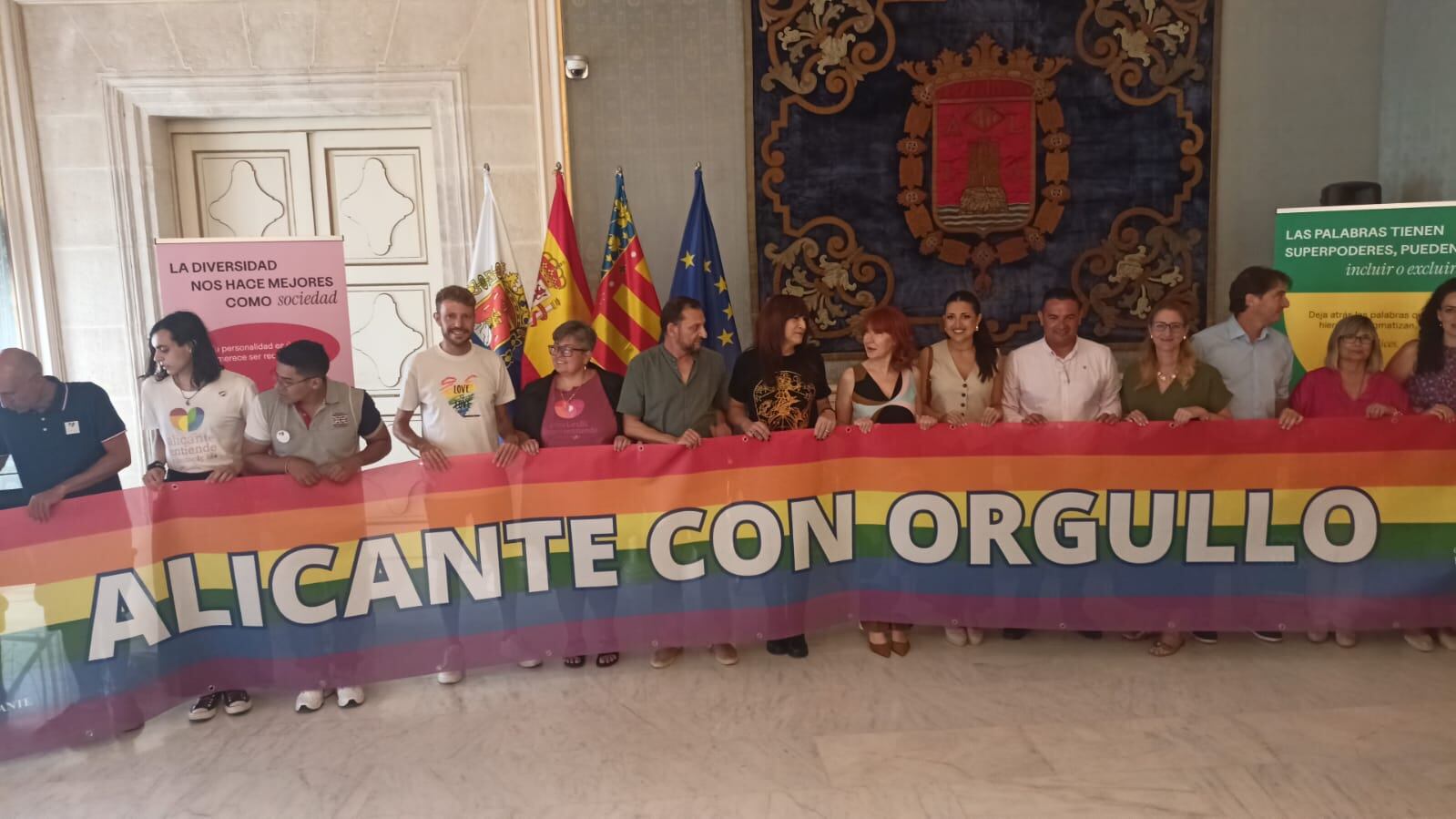 Foto del acto institucional por el Día Internacional del Orgullo 2025 en el Saló Azul del Ayuntamiento de Alicante