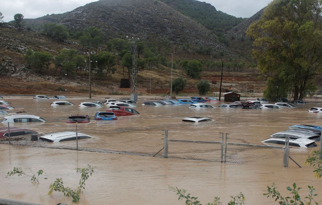 Cientos de coches inundados tras el paso de la Gota Fría en un depósito de vehículos en Orihuela (Alicante)