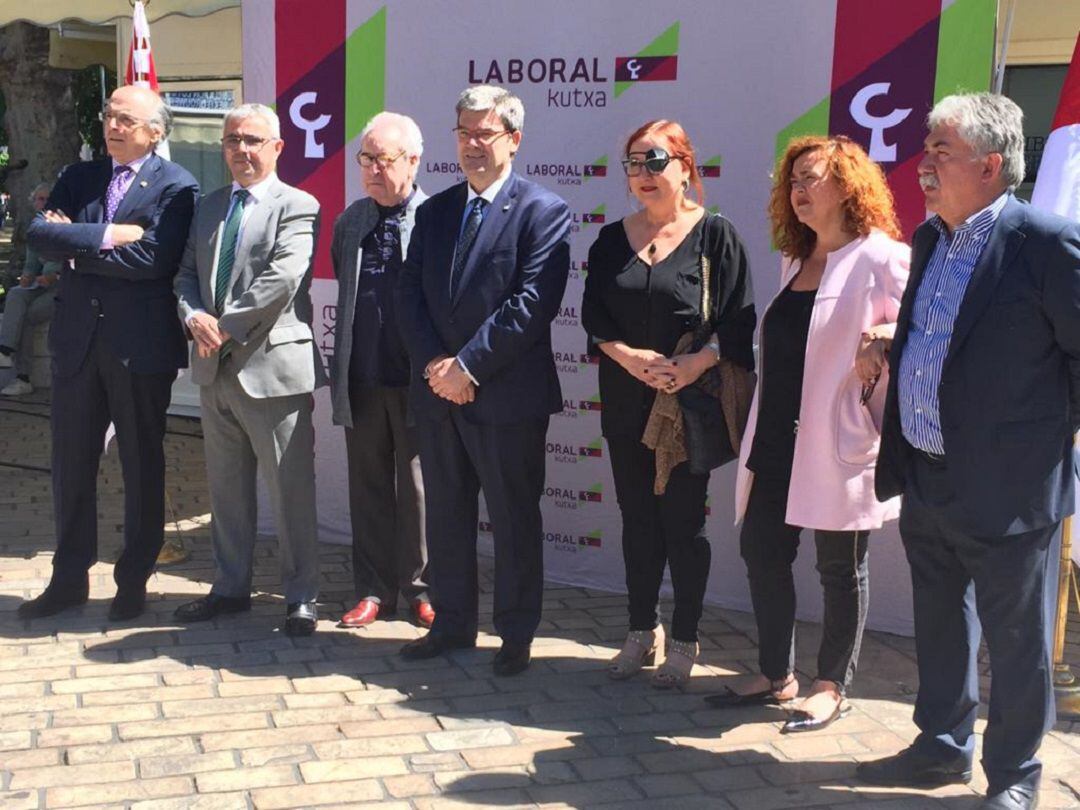 De izquierda a derecha: Andrés Urrutia (presidente de Euskaltzaindia), José Ramón Taranco (director de Relaciones Externas de Laboral Kutxa), el escritor irlandés John Banville, Juan Mari Aburto (alcalde de Bilbao en funciones), la escritora vasca Miren Agur Meabe, Nekane Alonso (concejala de Cultura en funciones) y Asier Muniategi (coordinador de las Ferias del Libro de Euskadi)