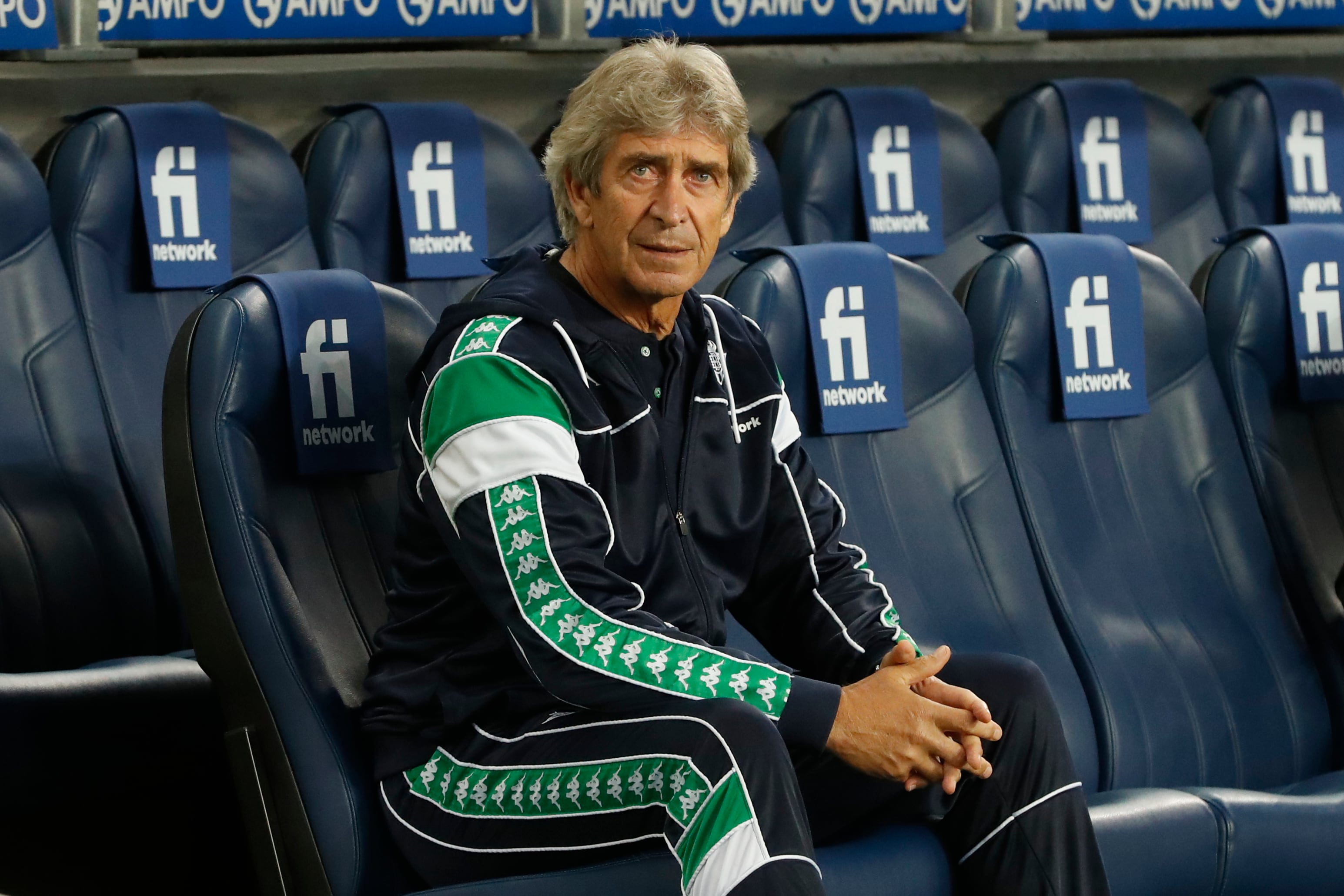 El entrenador chileno del Betis Manuel Pellegrini, durante el partido de la jornada 32 de LaLiga Santander, en el que se entrentan Real Sociedad y Betis en el estadio Reale Arena en San Sebastián