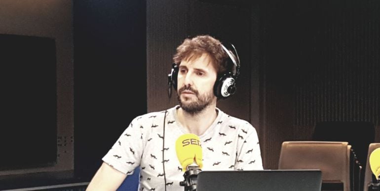 Julián López en los estudios de la SER