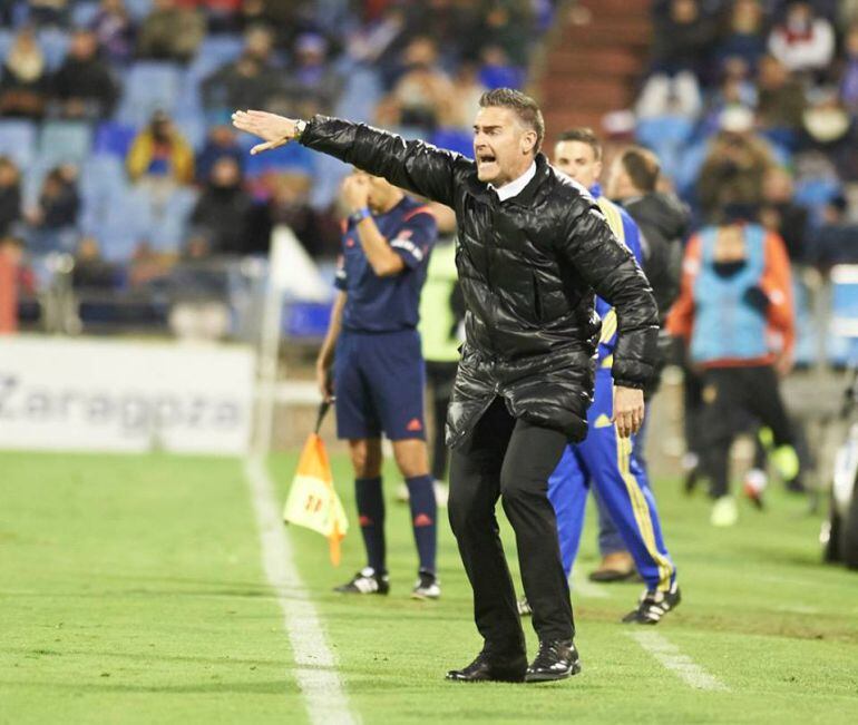 Lluis Carreras dirigiendo al Real Zaragoza en La Romareda