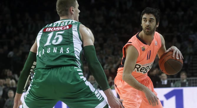 El jugador del F.C. Barcelona Regal Juan Carlos Navarro controla el balón ante el jugador del Zalguiris Kaunas Robertas Javkokas durante el partido de la cuarta jornada del &#039;Top 16&#039; grupo H disputado en el Zalgirio Arena de Kaunas