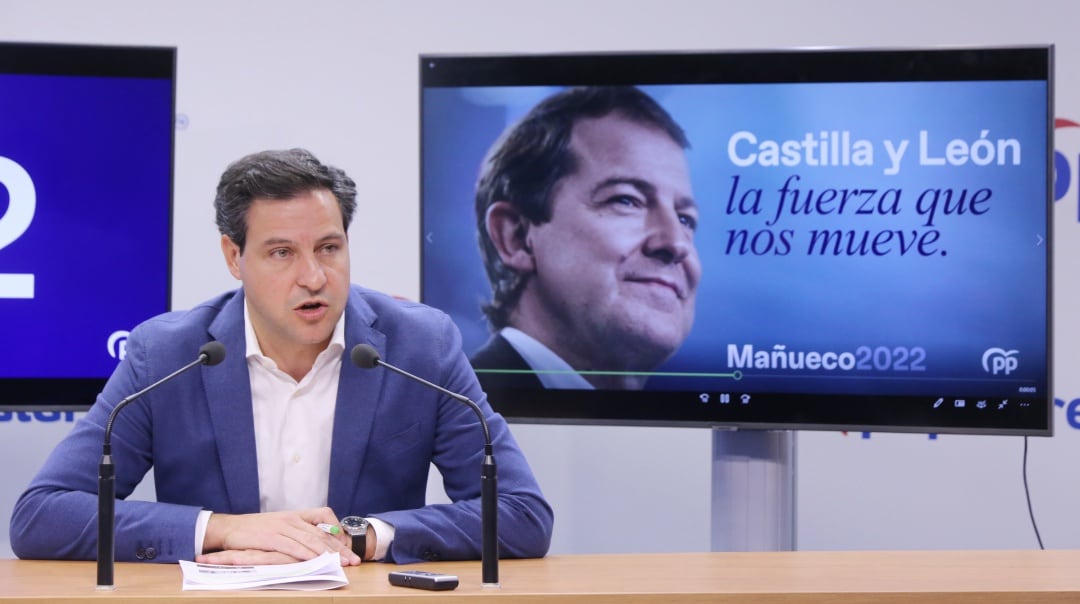 El director de la campaña electoral del Partido Popular de Castilla y León, Raúl de la Hoz, presenta en rueda de prensa la campaña electoral del partido