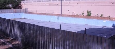 La piscina al aire libre del Polideportivo La Concepción, que lleva cerrada tres años y medio.