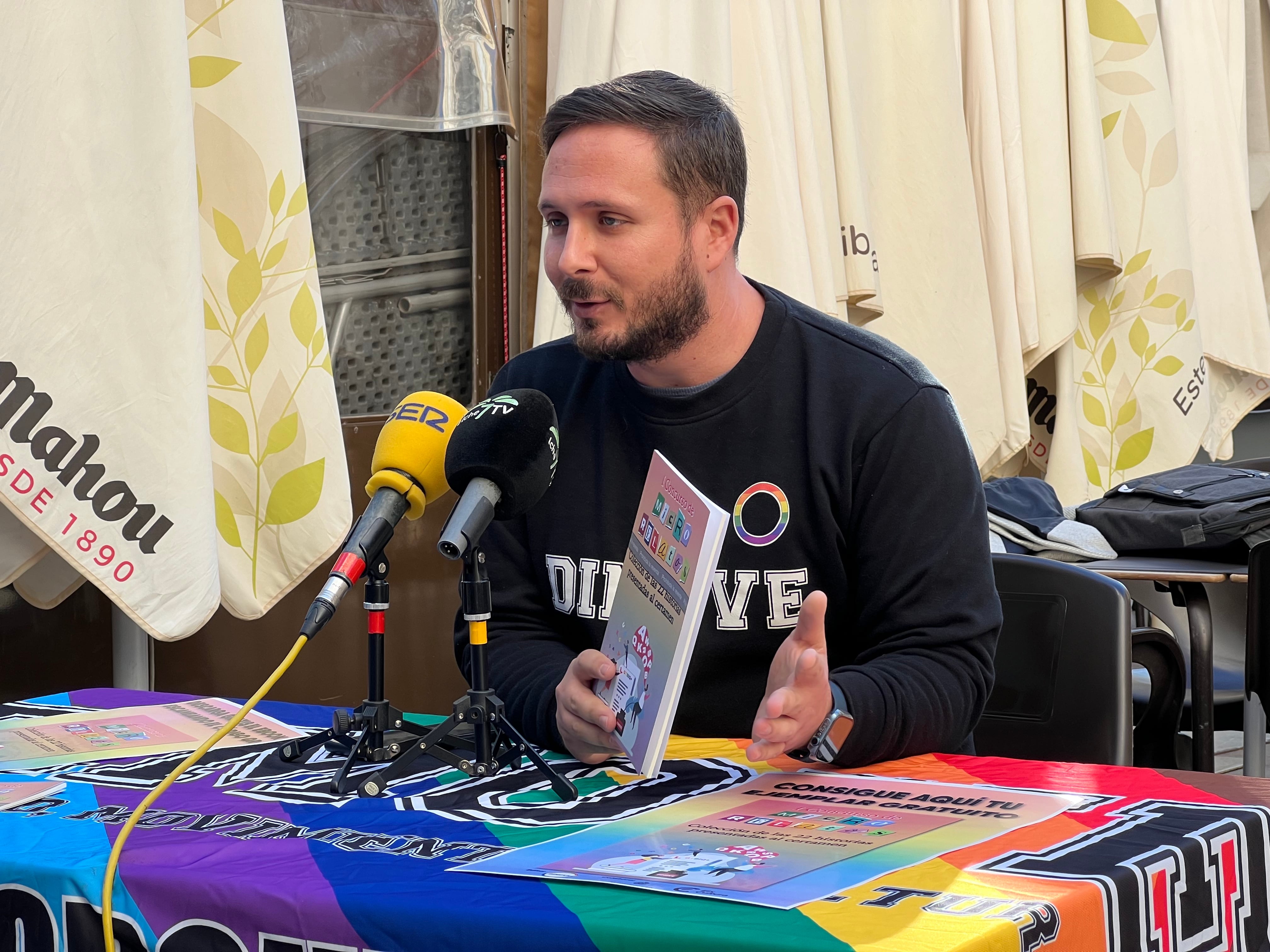 Iván Jiménez presenta el libro de relatos del Concurso de Dimove