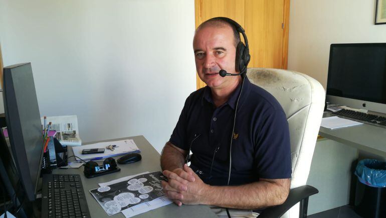 Jaume Ferrer en el estudio de la SER en Formentera