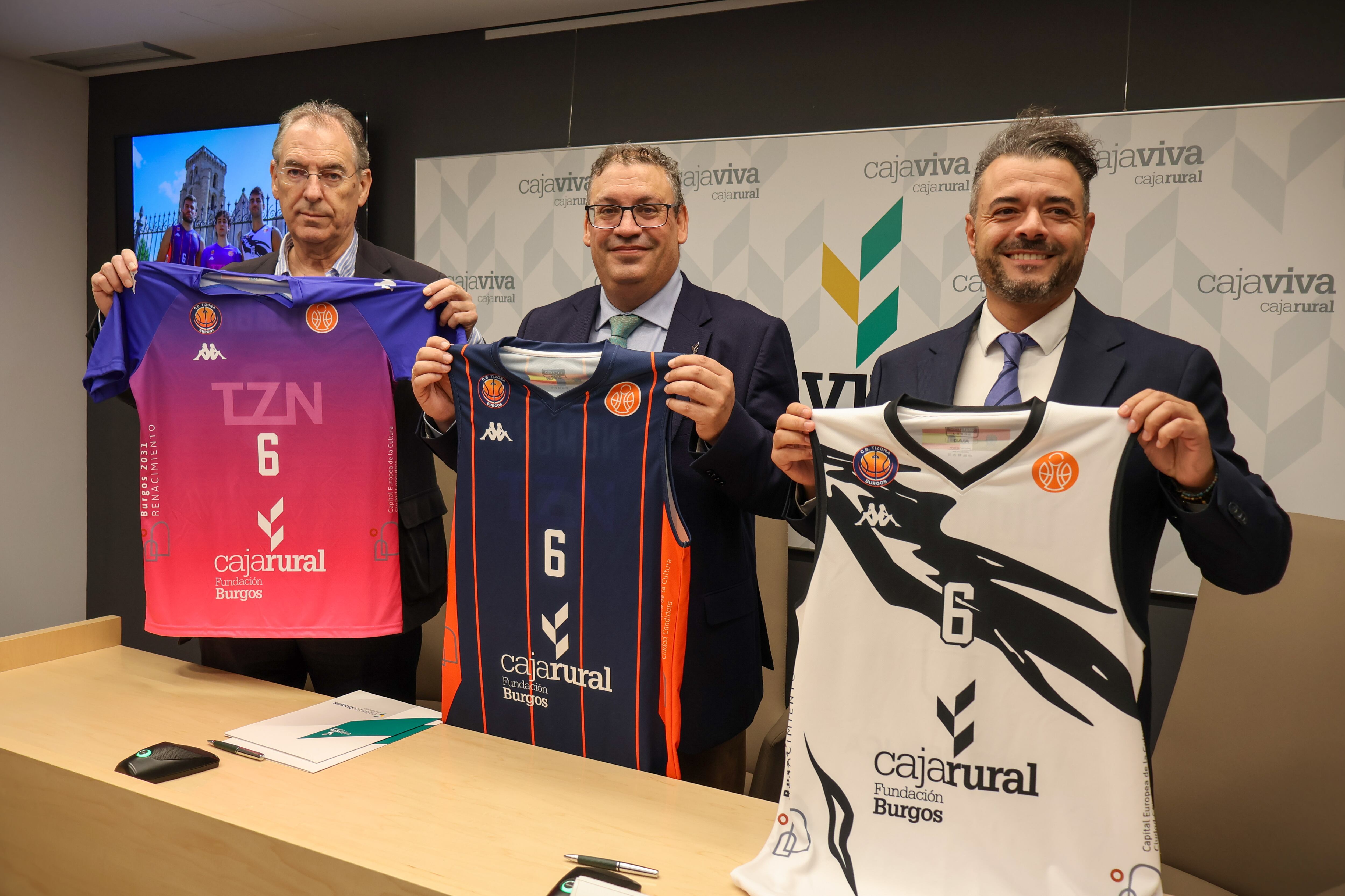De izquierda a derecha, Miguel Ángel Benavente (presidente del CB Tizona), Germán Martínez (gerente de la Fundación Caja Rural Burgos) y Roberto Portilla (directivo del CB Tizona). / Foto: CB Tizona