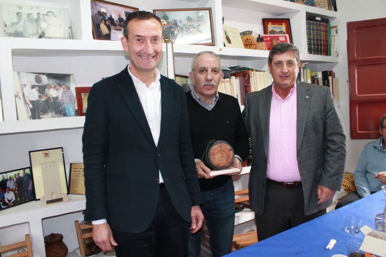 El alcalde, el director de la Cátedra y el rector de la UMH