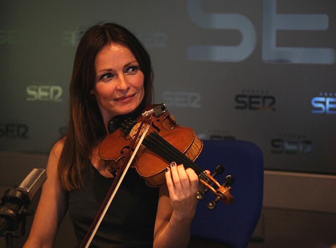 Sharon Corr, la hermana mayor de The Corrs, presenta su nuevo disco en solitario: 'Dream of you'. Interpreta acompañada de una guitarra y su violín su tema 'It's not a dream'.