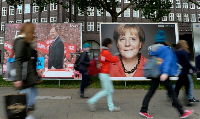 Carteles electorales del candidato del partido SPD, Peer Steinbrueck, y del CDU, Angela Merkel, en un prado en Dormagen (Alemania)