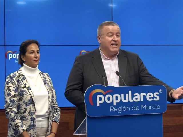 El candidato al Senado, Francisco Bernabé, junto a la número dos de la lista al Congreso de los Diputados, Isabel Borrego