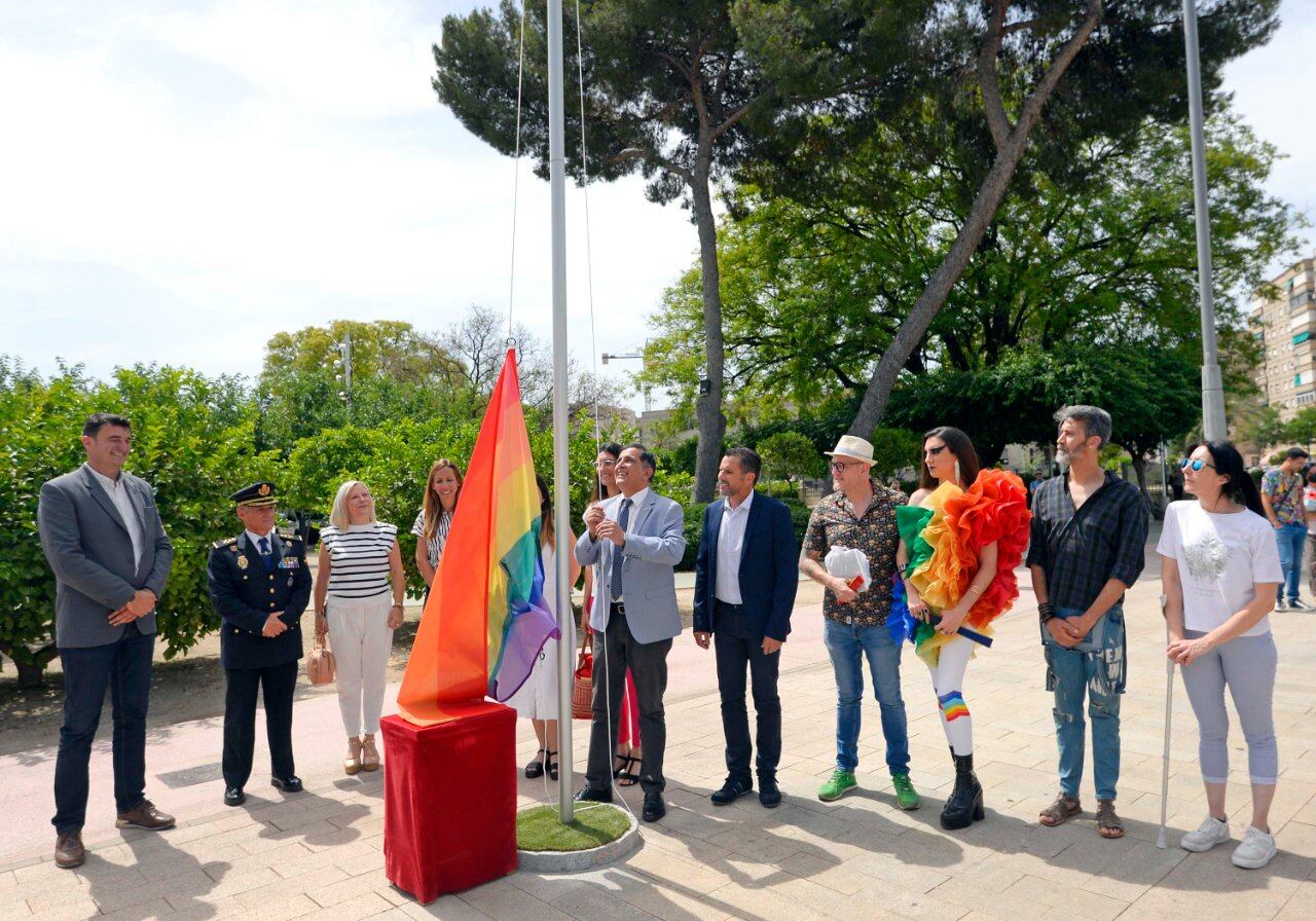 Izado la bandera arcoíris por parte del alcalde de Murcia, José Antonio Serrano, en el espacio dedicado a la diversidad y derechos de las personas LGTBI junto al Puente de Hierro donde quedará instalada de forma permanente. Además, se ha descubierto un monolito con el texto ‘Murcia por la diversidad y los derechos de las personas LGTBIQ+&#039; y un banco con los colores del arcoíris