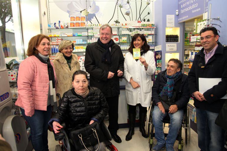 El alcalde ha entreago el certificado de accesibilidad a una farmacia de Gran Vía de San Marcos