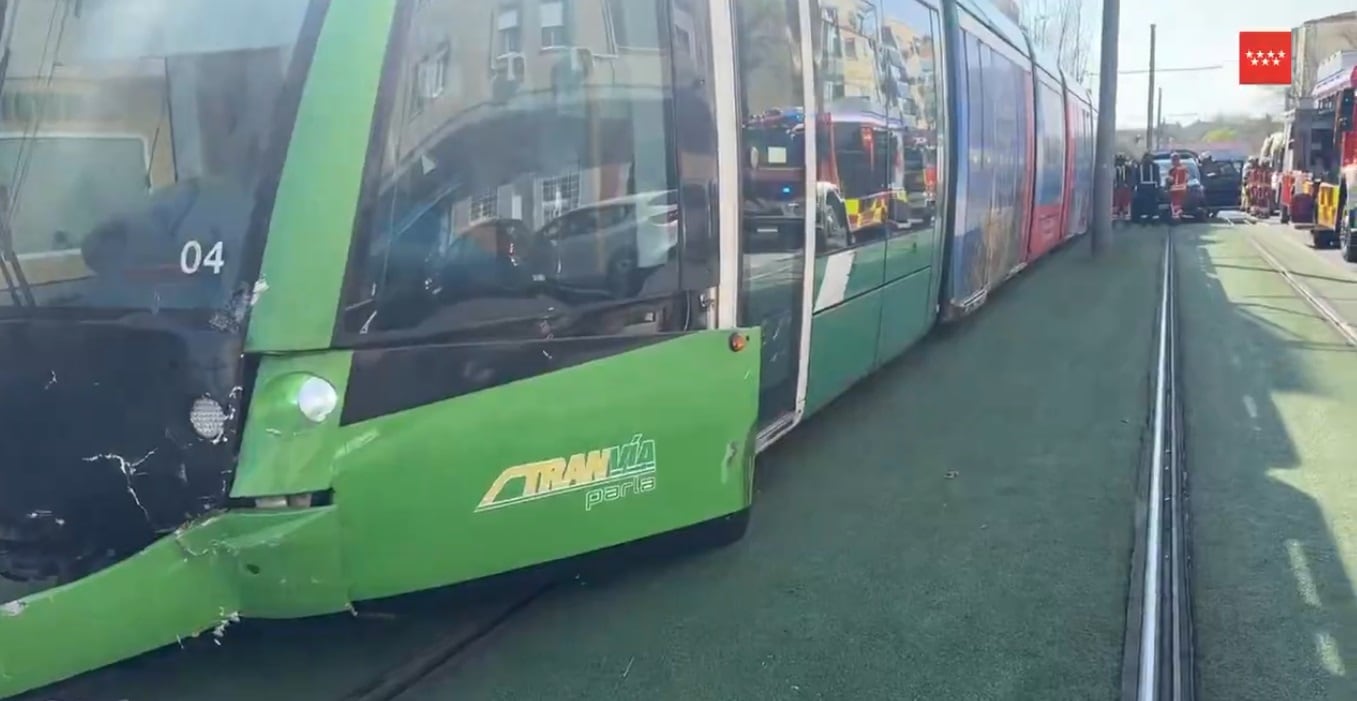 El accidente ha causado daños materiales tanto en el tranvía de Parla como, especialmente, en el coche siniestrado