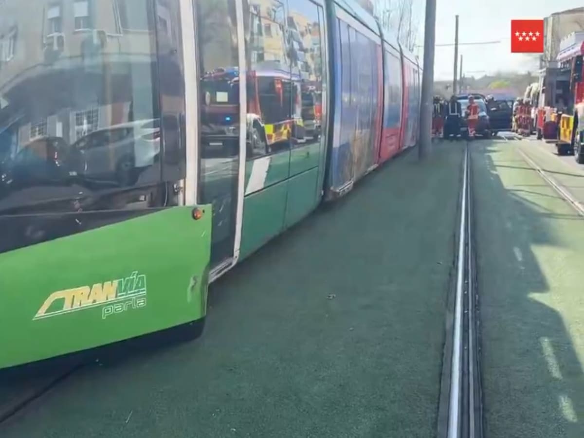 Tres heridos leves tras el choque entre un tranvía y un vehículo en Parla