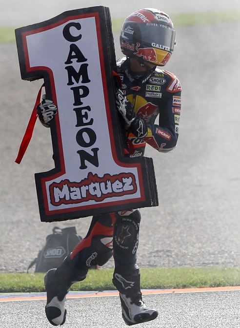 Marc Márquez celebra el título con un &#039;1&#039; gigante