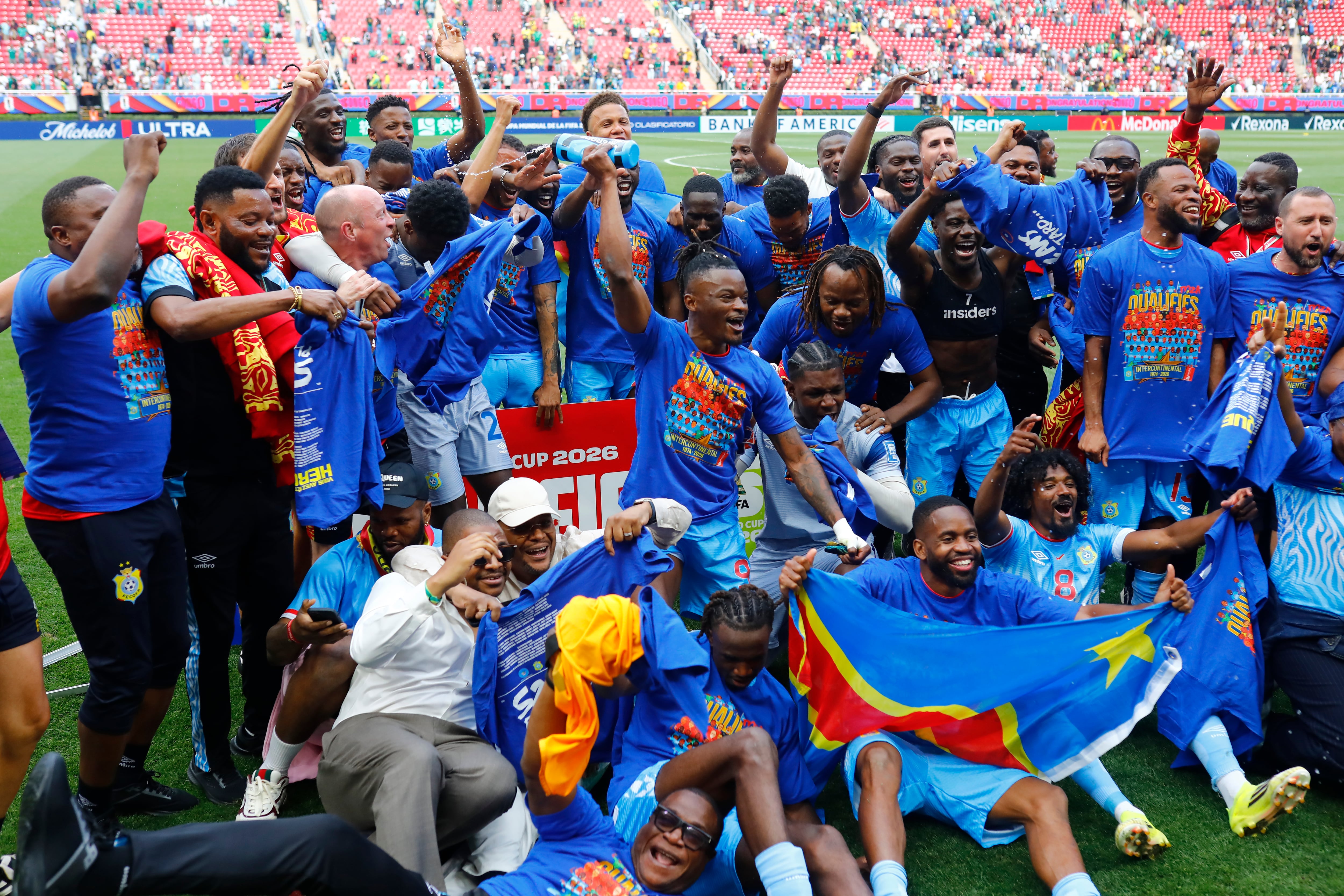AMDEP2767. GUADALAJARA (MÉXICO), 31/03/2026.- Jugadores de la selección de la República Democrática del Congo celebran este martes, al finalizar un partido de repechaje para la Copa Mundial 2026 entre República Democrática del Congo y Jamaica en el Estadio Akron en Guadalajara (México). La República Democrática del Congo obtuvo el penúltimo cupo libre al Mundial al vencer en tiempo extra por 1-0 a Jamaica en la final de la repesca intercontinental jugada en el estadio Akron de la ciudad mexicana de Zapopan. EFE/ Francisco Guasco