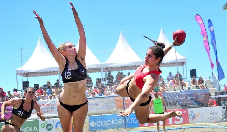 La jugadora de Getasur Helena Martín (rojo), MVP de la final, ejecuta un lanzamiento contra el conjunto complutense.