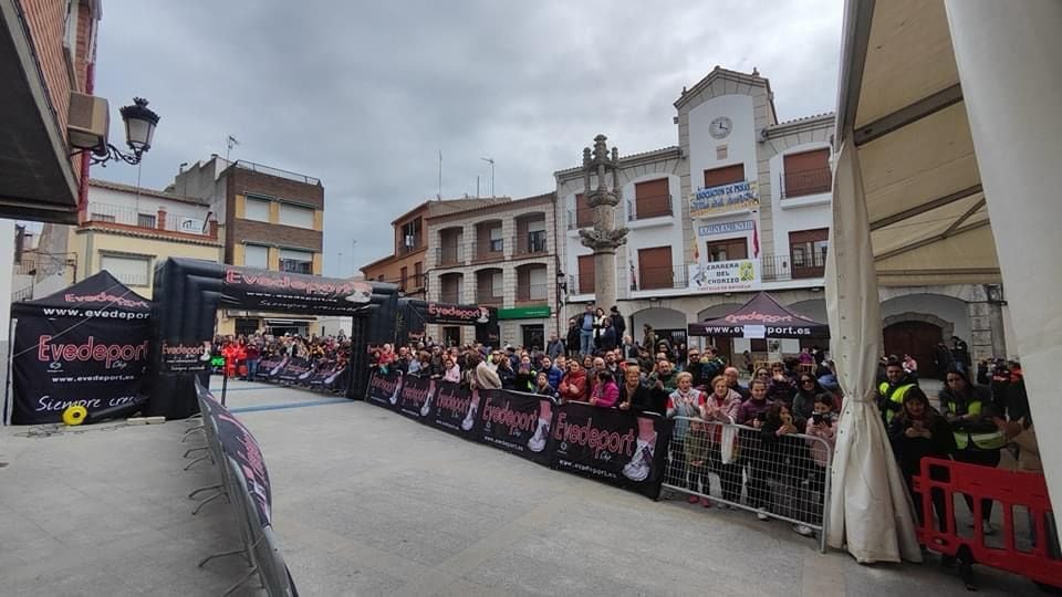 La carrera, de casi 6 kilómetros de recorrido, arranca en la plaza del pueblo a las 11:00 horas de la mañana/Gregorio García, alcalde de Castillo de Bayuela