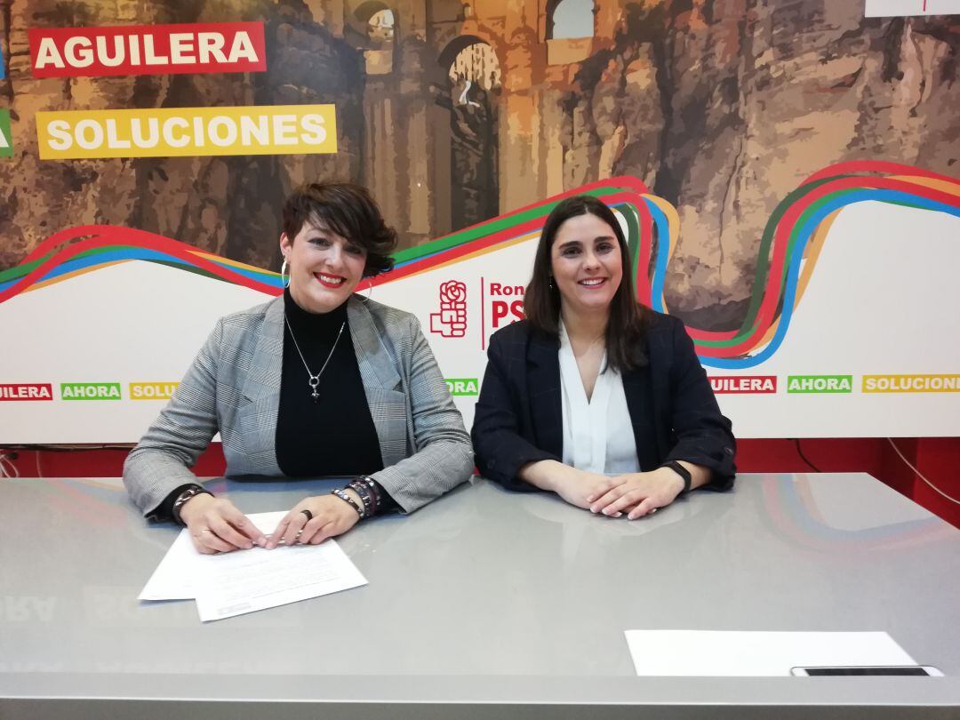 Pepi Cabrera y María Fernández en la sede del PSOE de Ronda