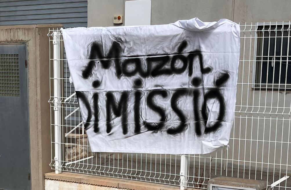 Pancarta en el polígono de Xixona (Alicante) que el presidente de la Generalitat, Carlos Mazón, ha visitado este viernes, 9 de mayo