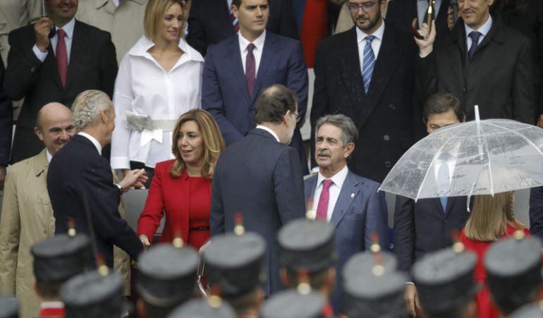 Miguel Ángel Revilla saluda a Mariano Rajoy durante la celebración del Día de la Hispanidad.