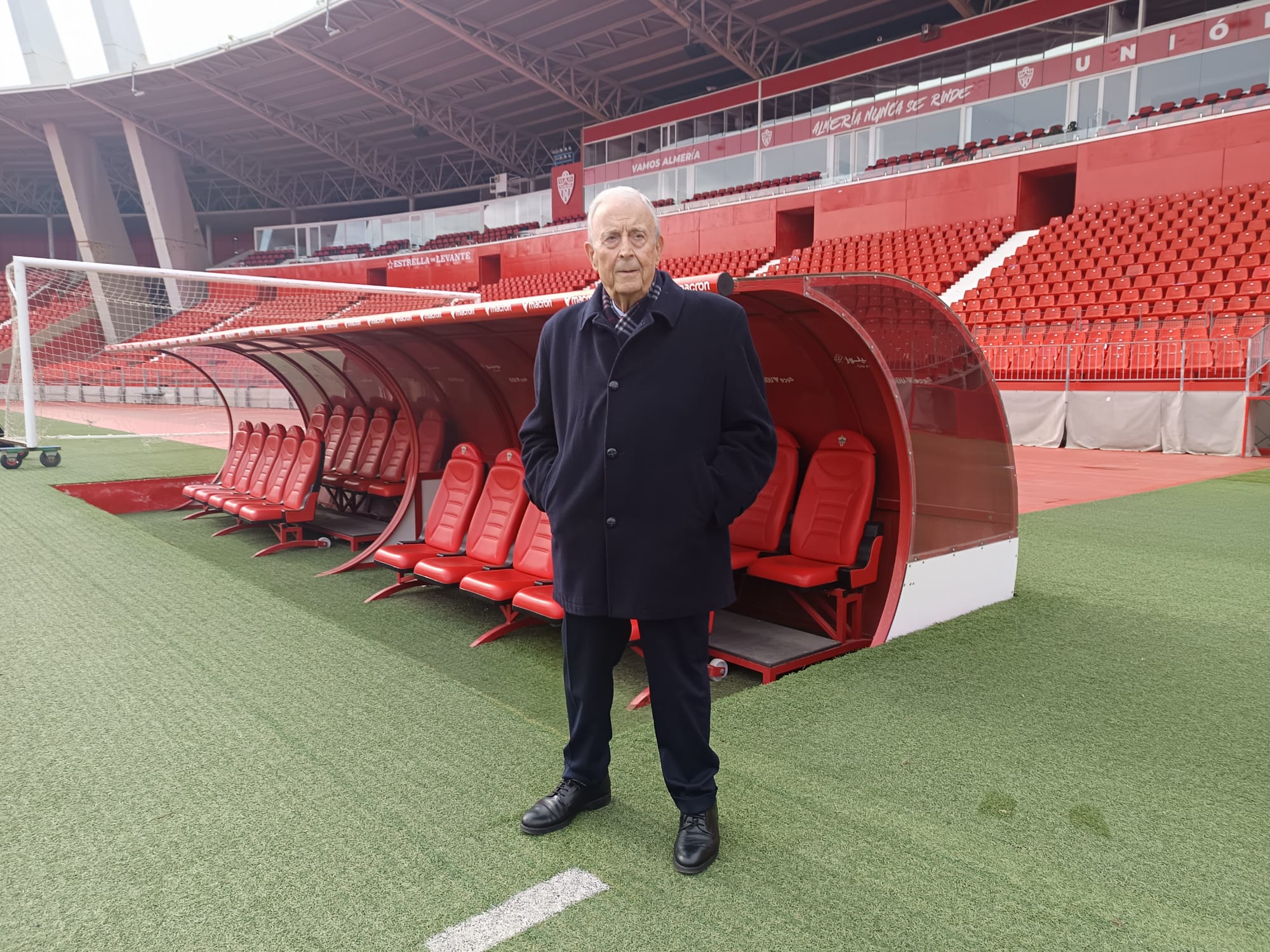 LA VOZ y Cadena SER hicieron un ‘tour’ con el protagonista por el Estadio de los Juegos Mediterráneos.
