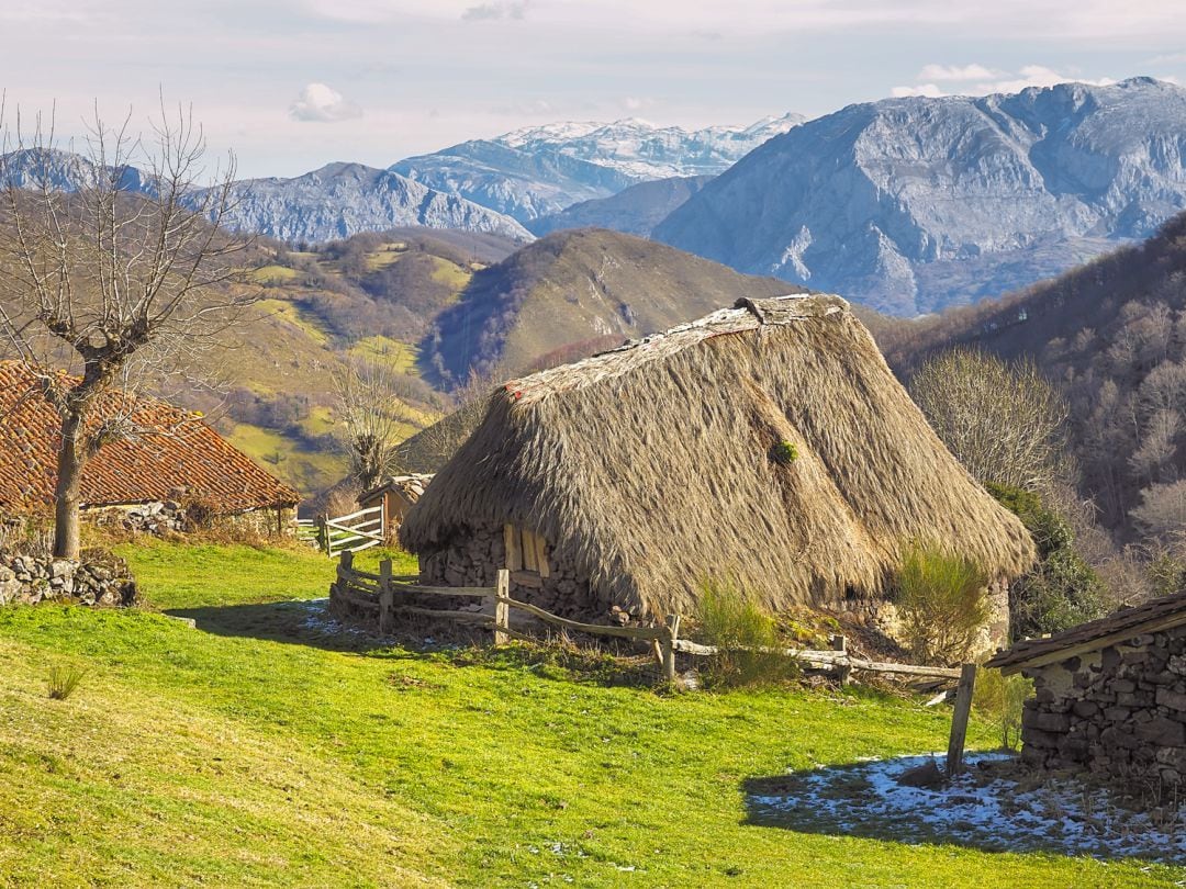 Una cabana de teito en la Braña de Tuiza, en Teverga