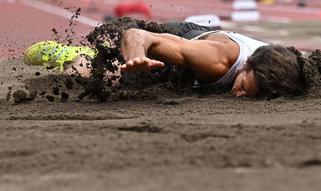 El atleta belga Thomas Van der Plaetsen ha caído de bruces sobre el foso de salto de longitud.