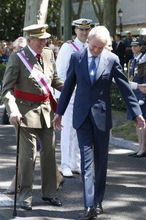 El rey Juan Carlos junto al ministro de Defensa, Pedro Morenés, el año pasado el Día de las Fuerzas Armadas