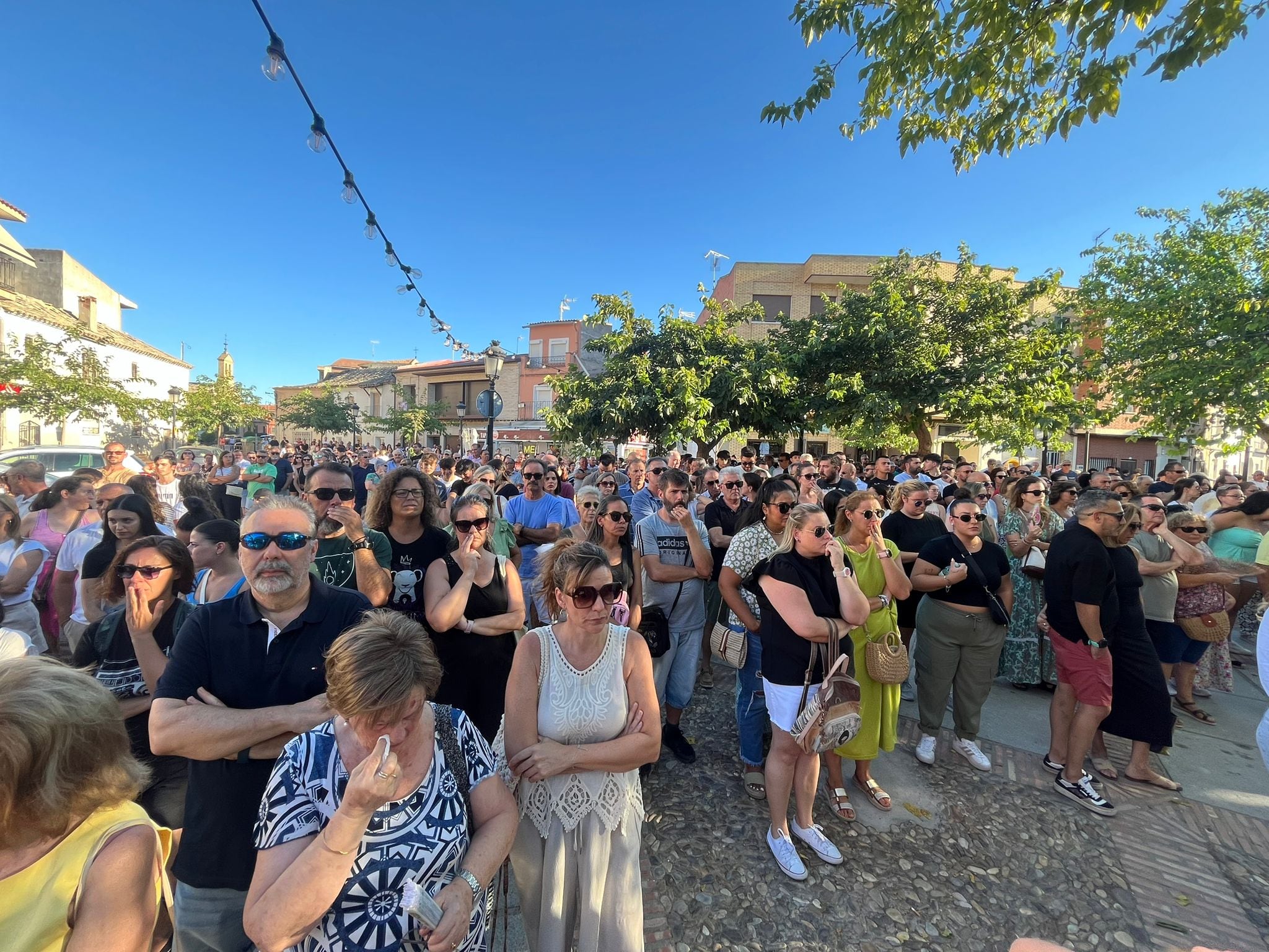 Unas 2.000 personas se concentran a las puertas del Ayuntamiento de Mocejón, tras el crimen de un niño de 11 años mientras jugaba al fútbol