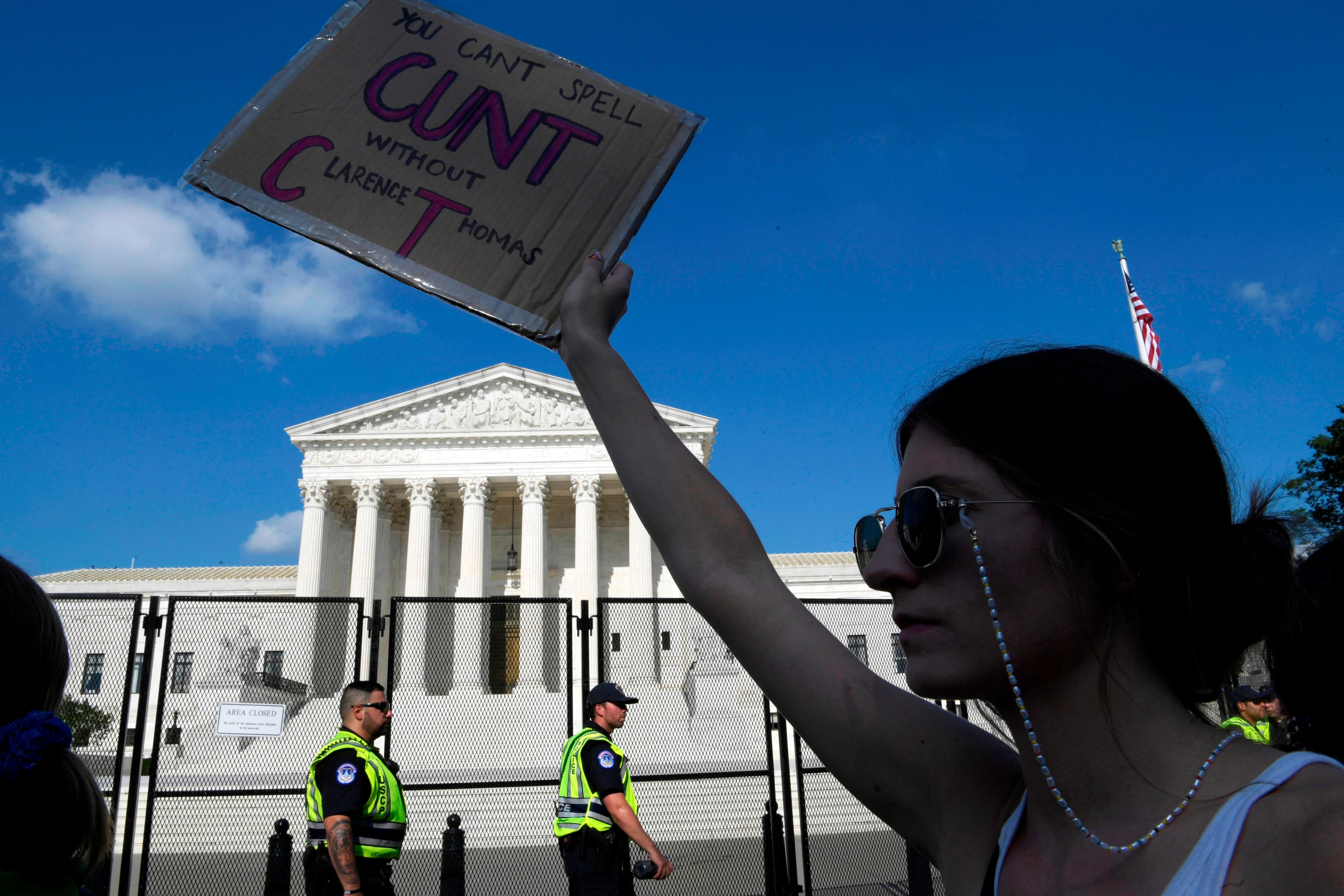 Una mujer sostiene una pancarta que dice &#039;No puedes deletrear coño sin Clarence Thomas, en alusión al juez del Tribunal Supremo durante una manifestación contra el fallo que prohíben el aborto.