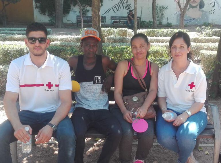 Nicola y Aide en el centro, junto a Tarik Atik el Maataoui y Rosa Alabanda, de Cruz Roja.