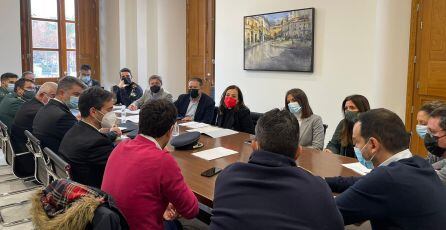 Catalina Madueño con la junta de seguridad de Linares